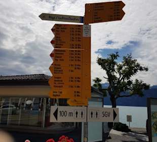 Wanderwegweiser an Uferpromenade
