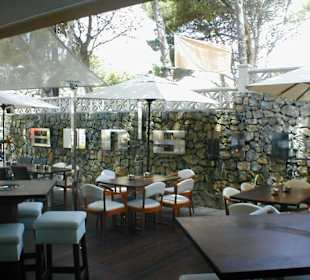 Eine Wand mit Wasserfall und Brunnen