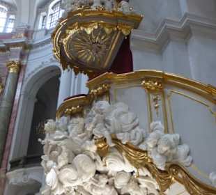 Die Kanzel in der Hofkirche von Dresden