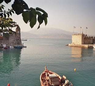 Hafen mit Burg in Nafpaktos