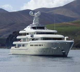 Eine Jacht beim Auslaufen