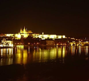 Karlsbrücke in Prag bei Nacht