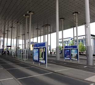 Bahnsteige des Linienverkehrs vor dem Bahnhof