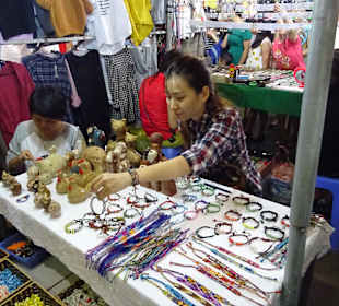 Auf dem Night Markt in Hanoi unterwegs