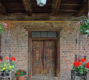 Überall auf dem Gelände versteckte Motive