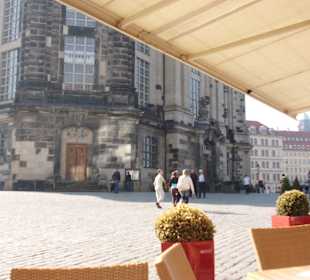 Vor dem Hilton direkt an der Frauenkirche