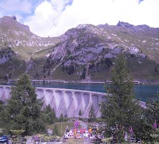 Berg Marmolada mit schönem Stausee