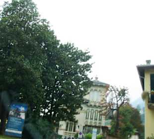 Am Eingang zur Villa