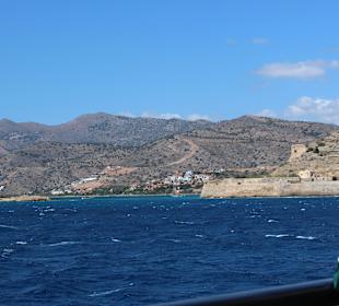 Widok ze statku na wyspę Spinalonga