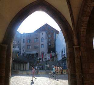 Blick durch die Arkaden auf den Markt