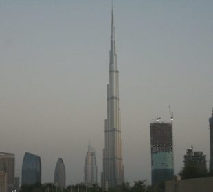 Blick auf die Skyline in der Dämmerung
