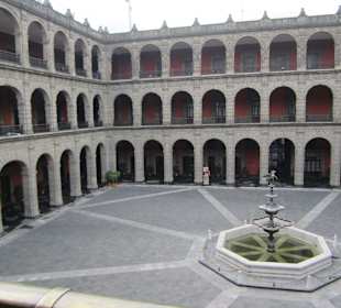 Eine andere Perspektive des Innenhofs