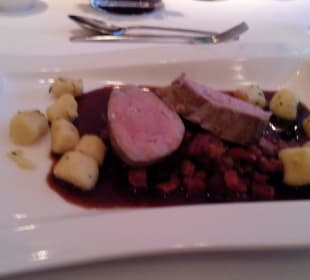Hauptgang Abendessen. Kalbsfilet mit Gnocchi