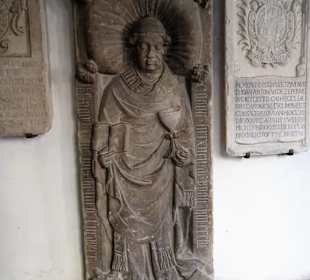 Grabplatten im Kreuzgang des Brixener Domes