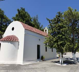 Kl. sehenswerte Kirche auf dem Weg nach oben
