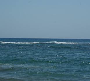 Wellen an den Felsenplatten