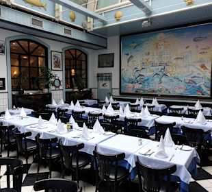 Tische im Wintergarten des Restaurants