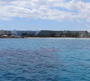 Wunderschönes Wasser bei der Boots- Küstenfahrt