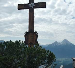 Gipfelkreuz der Kneifelspitze neben der Paulshütte