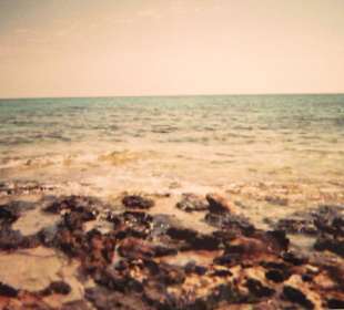 Felsen am Rand des Strandes