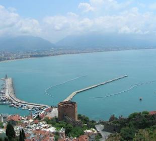 Roter Turm mit Blick aufs Meer