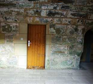 Unter der Festungsmauer