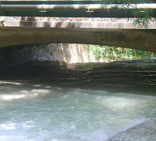 Autobrücke über dem Wasserfall