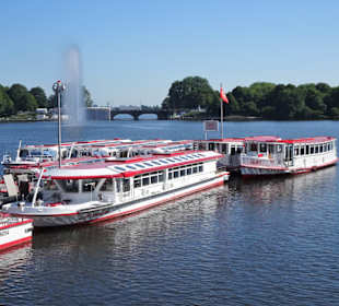 Ausflugsschiffe auf der Binnenalster