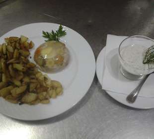 Sülze mit super leckeren Bratkartoffeln und Dipp