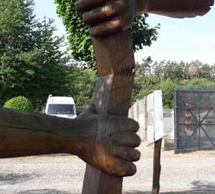 Aus Holz gefertigte Zusammengehörigheitsstatue
