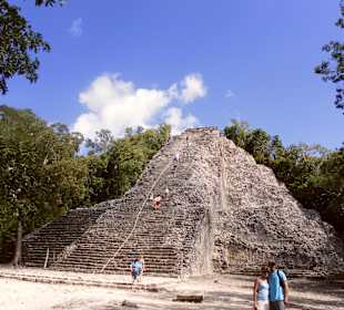 Aufstieg auf die höchste Pyramide in dieser Anlage
