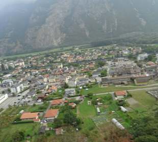 Blick auf eine Stadt im Tal