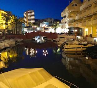 Yachthafen bei Nacht