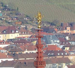 Turm mit Strahlenkranzmadonna