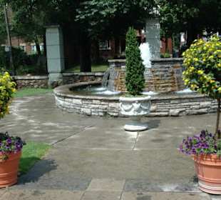 Brunnen vor dem Schlösschen