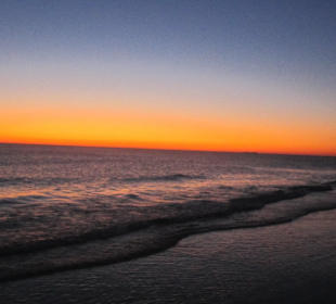 Hotelstrand bei Sonnenuntergang