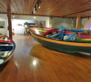 Historische Firscherboote im Museu Etnográfico