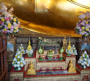 Im Gebäude beim liegenden Budda