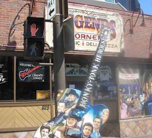 Gitarre vor einem Souvenirshop