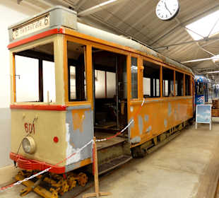 Rundgang durch die Fahrzeughallen