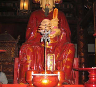 Statue des Konfuzius im Literaturtempel