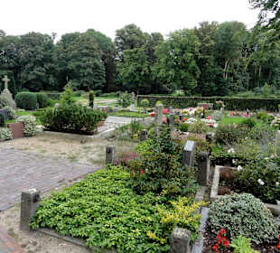 Blick über den Friedhof der Kirche