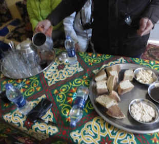 Assuan - nubischen Dorf  beim Mahlzeit mit Tee