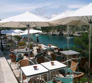 Kaffee trinken im Hafen von Cala Figuera