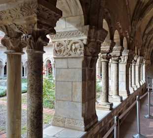 Im Kreuzgang der Kathedrale von Elne