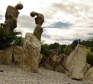 Kunstwerk mit den Ketten im Vordergrund