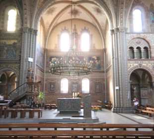 Radleuchter über dem Zelebrationsaltar