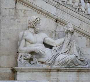 Antike Figuren am Brunnen