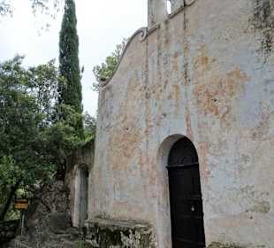Der Weg vorbei an der kleinen Kapelle