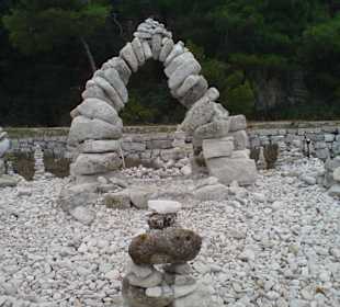 Steingebilde in der Parkanlage des polnischen Graf